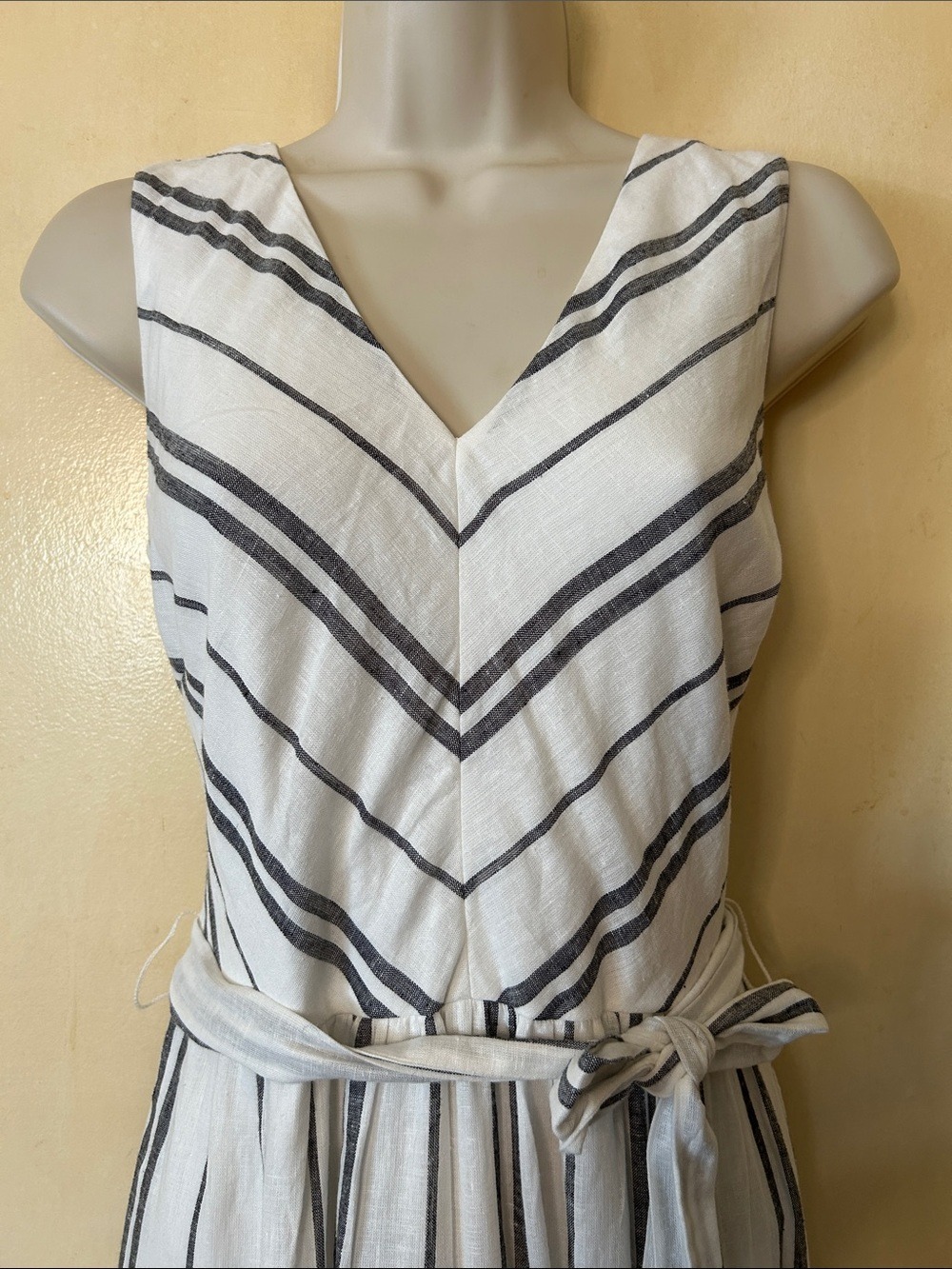 Dkny Sleeveless V-Neck Striped Maxi Dress in White and Black size 4 - Picture 4 of 14